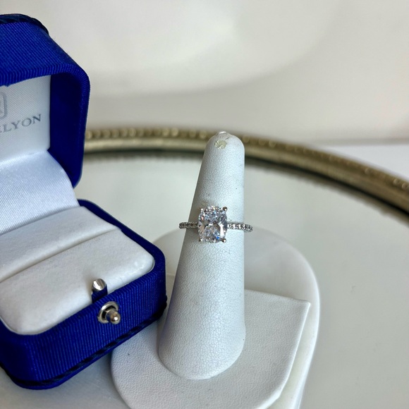 Oval Cushion 3.0 Ct. 14K Ring cubic zirconia ring Size 7 - Picture 5 of 6